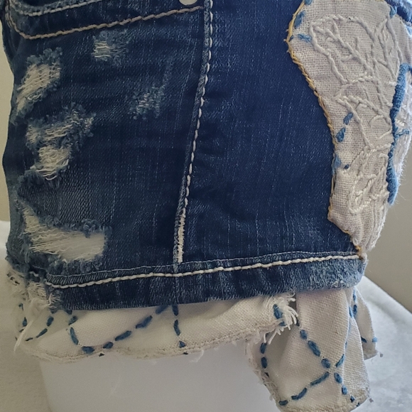 Cool Denim Shorts with Applique. Unique Comfy Fit - Picture 5 of 11